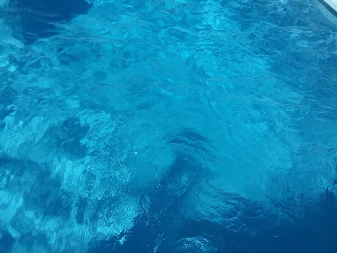 piscina_agua_escalera