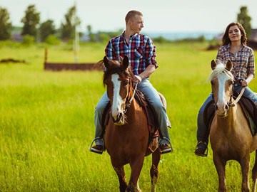 pareja-caballos-paseo-campo